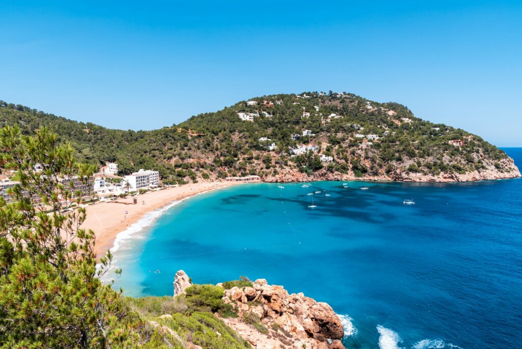 живописный пляж Cala Moraig с бирюзовой водой и скалистыми утесами, вид сверху