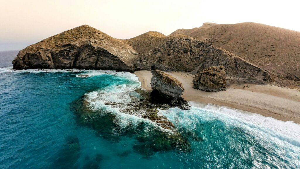 Playa de los Muertos: бирюзовая бухта с песчаным пляжем и скалами на побережье Испании