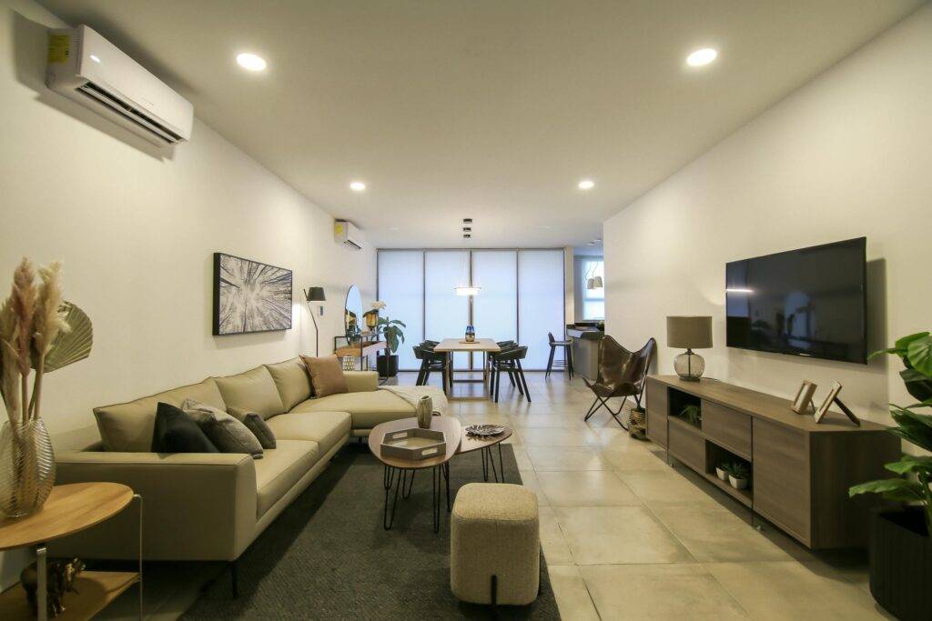 Светлые современные апартаменты в Испании с просторной гостиной и панорамными окнами — аренда от первого лица