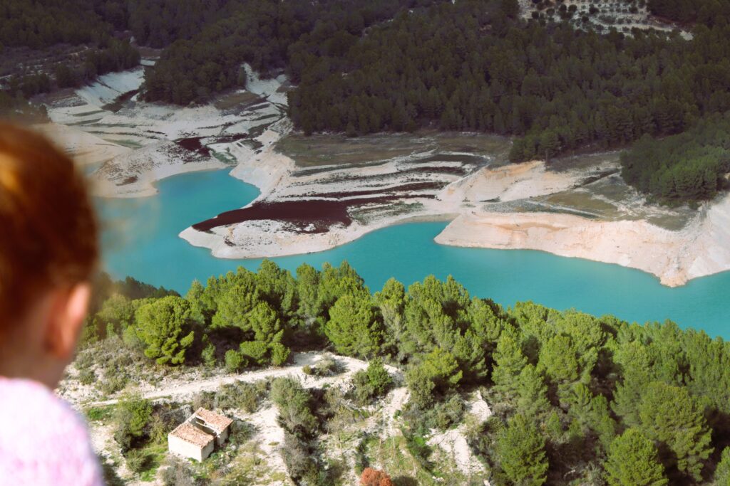 Панорамный вид на бирюзовое водохранилище Гуадалеста с вершины замка, Аликанте, Испания