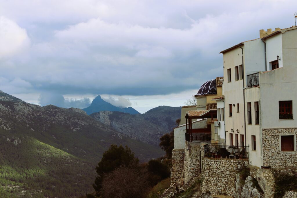 Белоснежные дома старого города Гуадалест, выстроенные на скале с видом на горы провинции Аликанте, Испания