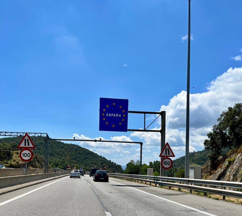Дорога при въезде в Испанию с дорожным знаком “España” — путешествие на автомобиле, свобода и новые маршруты