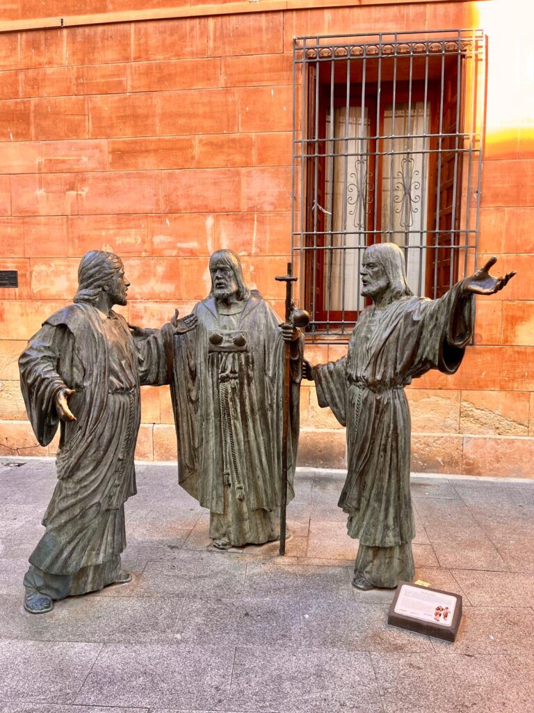 Памятник трём странникам в Эльче — символ единства, дружбы и паломничества