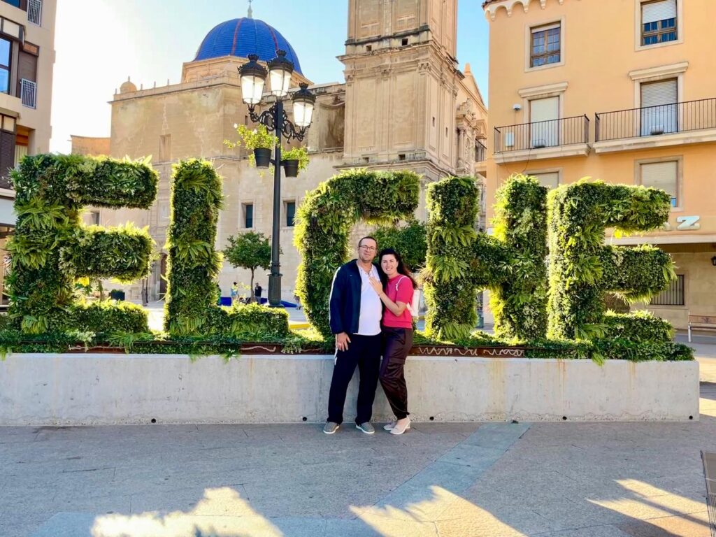 Elche. Дмитрий и Ирина в Эльче на фоне базилики Санта-Мария — прогулка по старому городу