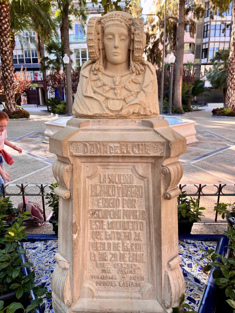 Дама де Эльче — древняя иберийская скульптура, символ города Эльче