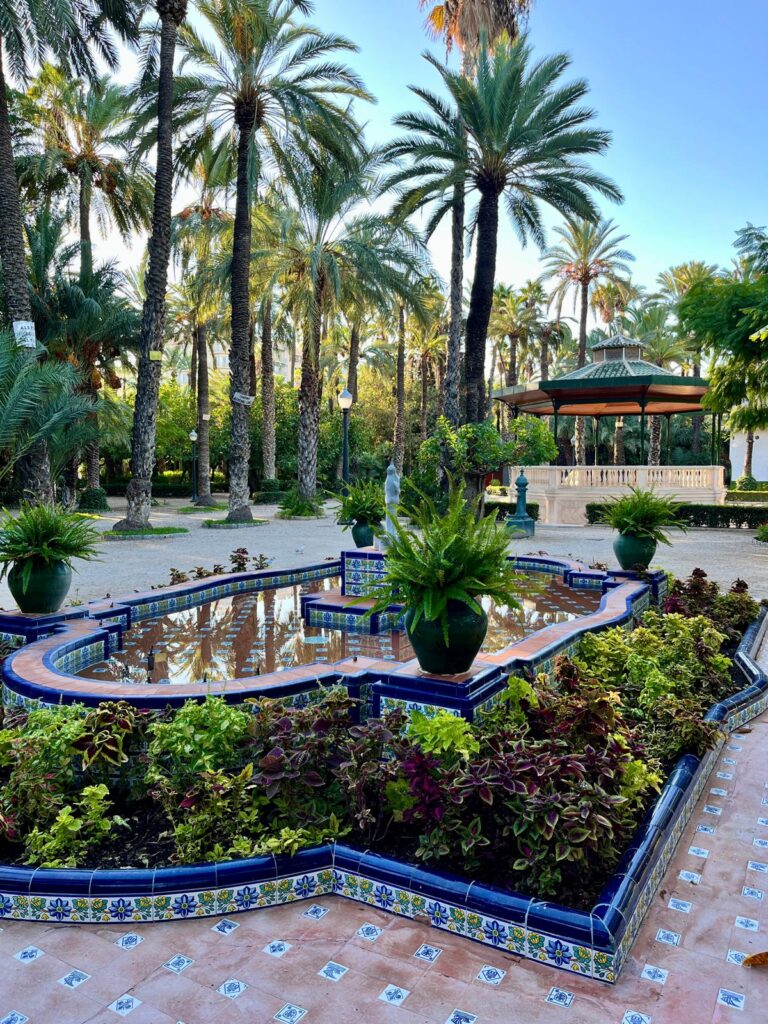 Фонтан и пальмы в Пальмовом парке Эльче — зелёный оазис города Испании