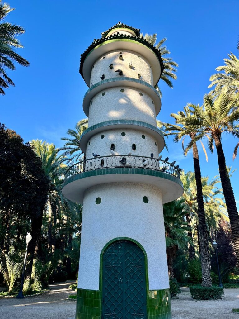 Голубятня в Пальмовом парке Эльче — часть живописного уголка среди пальм и фонтанов