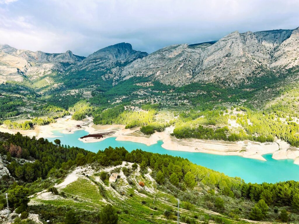 Озеро Гуадалест — бирюзовая вода среди гор Аликанте