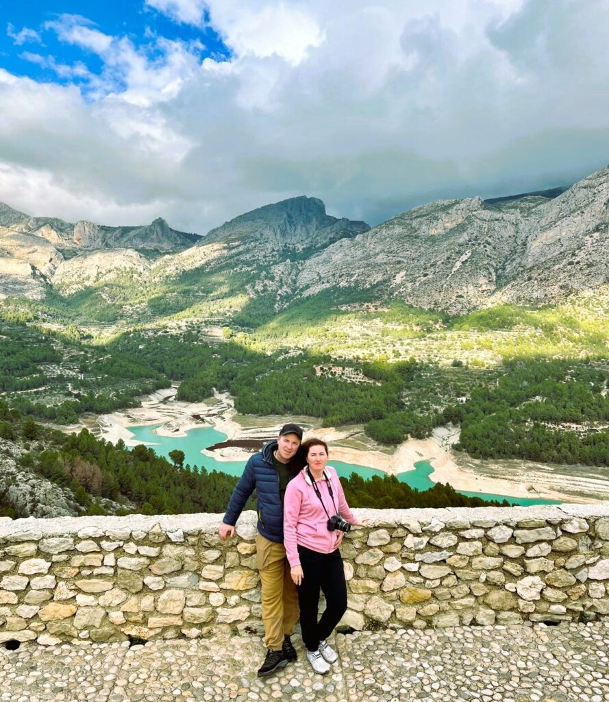 Путешественники на смотровой площадке Гуадалеста с видом на горы и бирюзовое озеро в провинции Аликанте, Испания